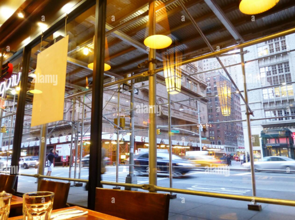 Kafe dengan dinding kaca dan pemandangan kota